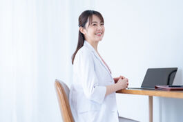 【大阪市北区】【常勤医師】年収2,500万円~2,800万円まで可/外来・オペ【形成外科・皮膚科・美容皮膚科】の詳細画像